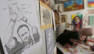 Palestinesi lottano per raccogliere gli aiuti umanitari lanciati con il paracadute nella città di Gaza, nella Striscia di Gaza settentrionale, giovedì 14 agosto 2025. (AP Photo/Jehad Alshrafi)