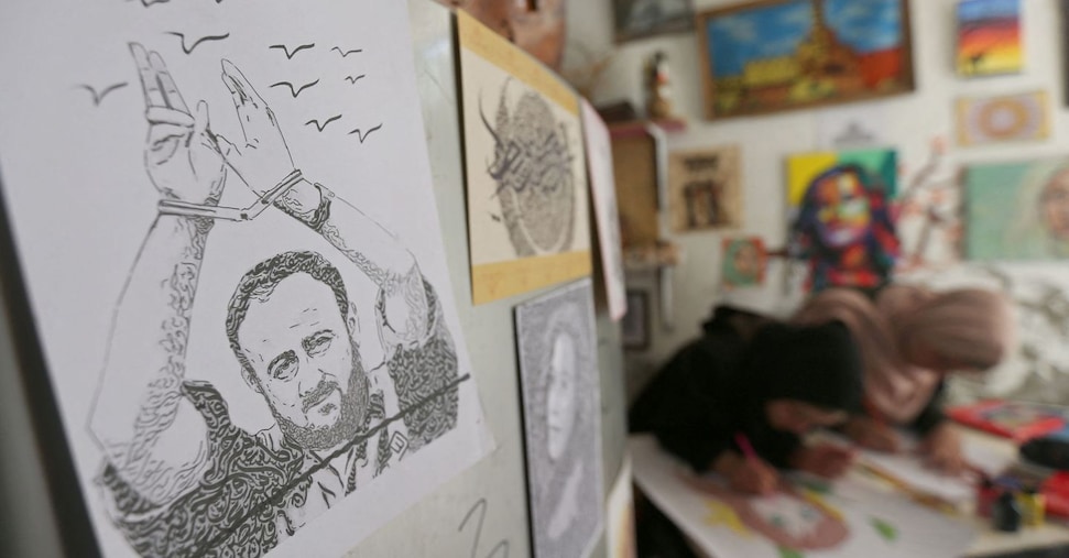 Palestinesi lottano per raccogliere gli aiuti umanitari lanciati con il paracadute nella città di Gaza, nella Striscia di Gaza settentrionale, giovedì 14 agosto 2025. (AP Photo/Jehad Alshrafi)