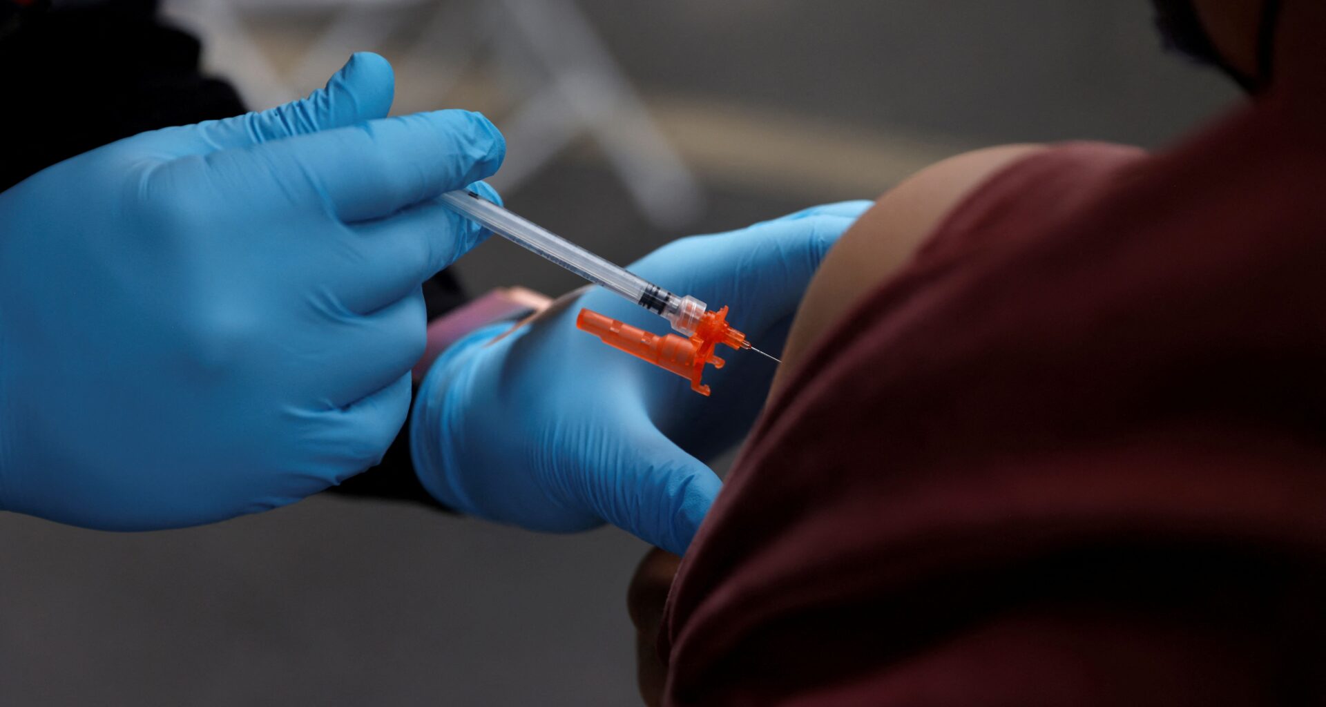 Le assicurazioni sanitarie statunitensi dovrebbero continuare a coprire i vaccini COVID aggiornati quest'anno, secondo fonti del settore