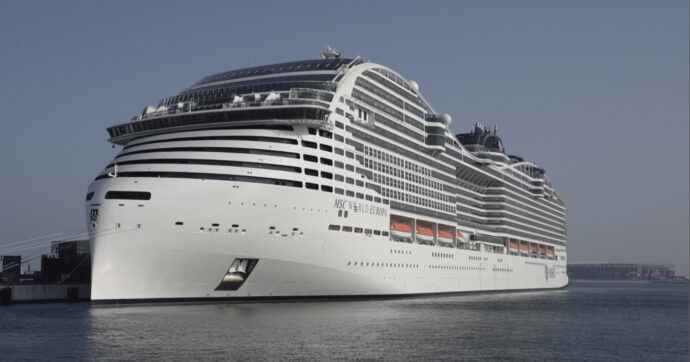 Nave da crociera Msc in avaria a largo dell’isola di Ponza: a bordo 8.585 persone