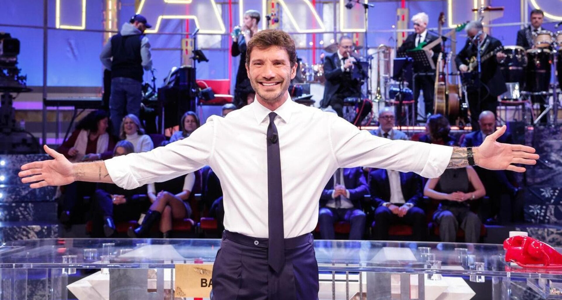 Affari tuoi, Stefano De Martino torna il 2 settembre. Con una sorpresa: il pacco nero