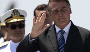 Brasile, Bolsonaro sorvegliato a vista: "Prova a fuggire". Rischia 40 anni di carcere, Trump lo difende