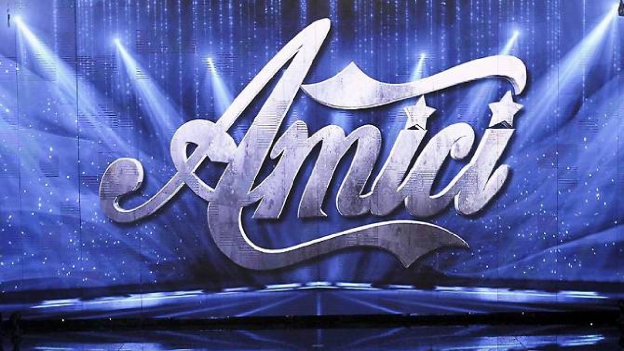 Amici, i retroscena di una cantante della scuola sul rapporto con Maria De Filippi: "Le sto molto simpatica"