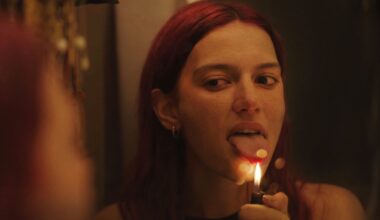 Come Closer, una clip in esclusiva della storia sfrenata e spiazzante di una sorella e del legame con il fratello