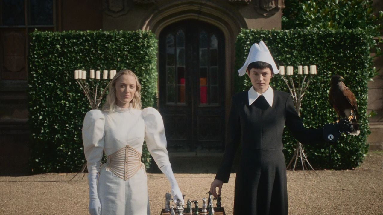 100 Nights of Hero: il primo teaser trailer con Nicholas Galitzine, Emma Corrin e Maika Monroe
