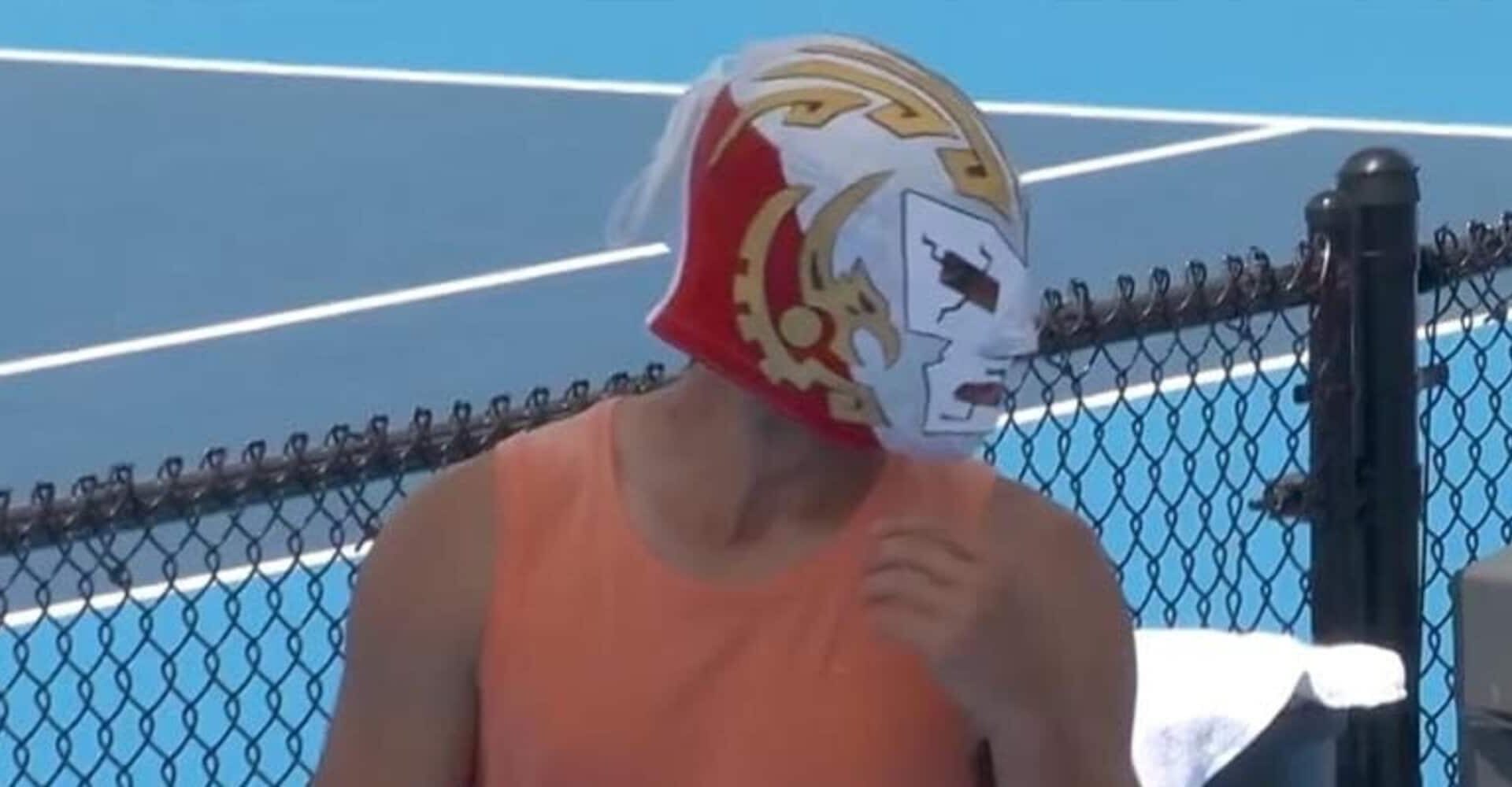 indossa la maschera da wrestler in campo!