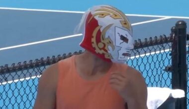 indossa la maschera da wrestler in campo!