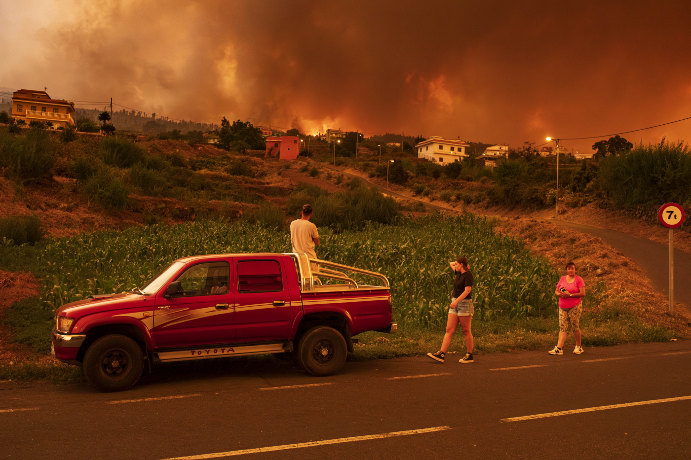 Incendi in Spagna, da Cadice a Leon migliaia di persone evacuate: “Casi di terrorismo ambientale” - Il Fatto Quotidiano