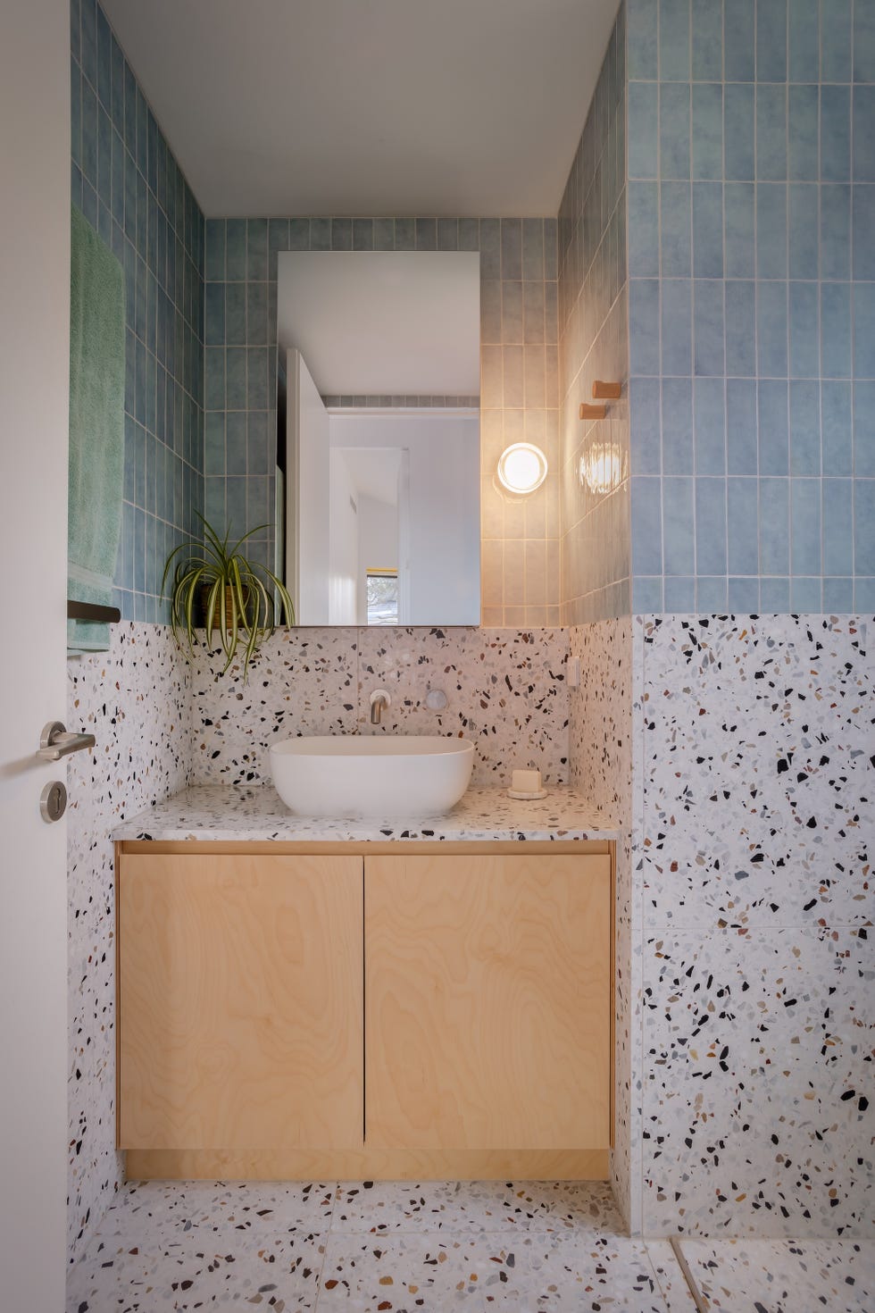 casa sostenible de arquitectos viven tres generaciones que se organizan en torno a un patio, tres arboles y una piscina