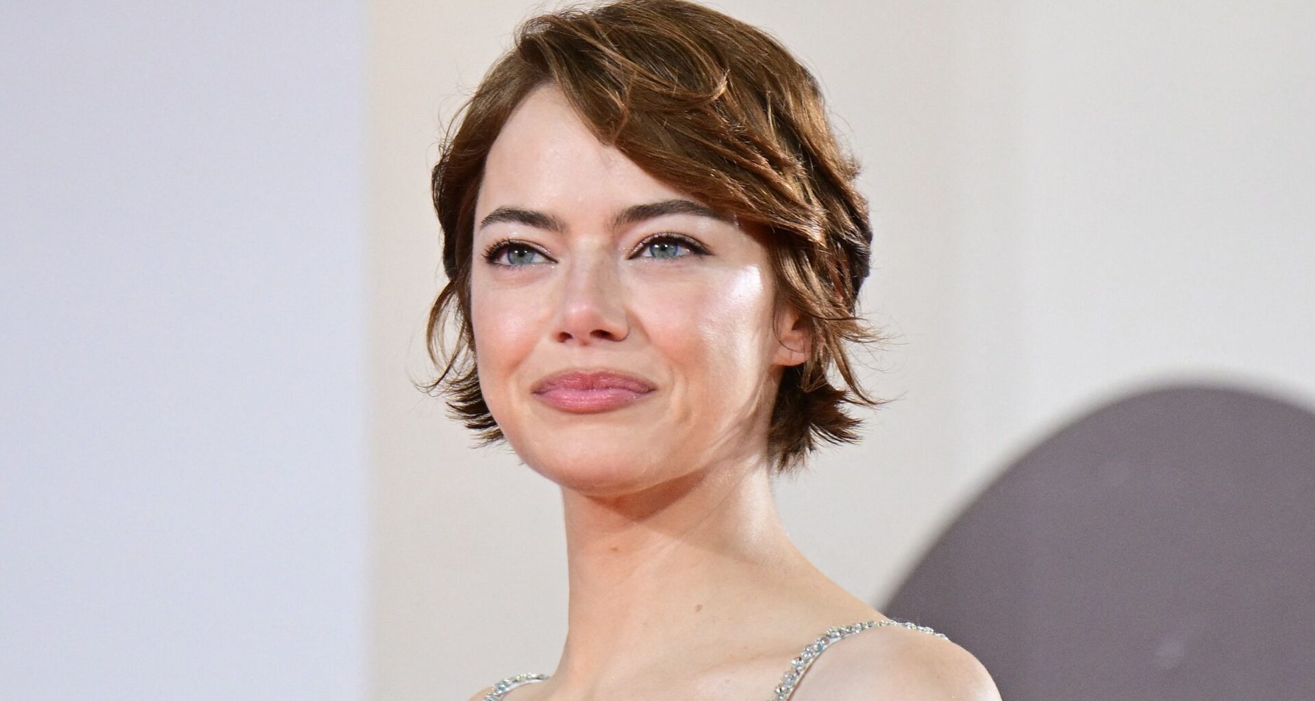 Festival del Cinema di Venezia: Emma Stone con Christy cut rame sul red carpet di Bugonia e le pagelle degli altri beauty look in seconda serata