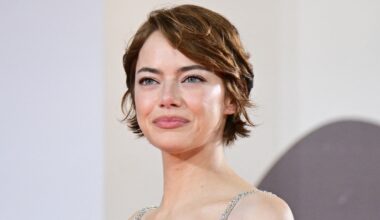 Festival del Cinema di Venezia: Emma Stone con Christy cut rame sul red carpet di Bugonia e le pagelle degli altri beauty look in seconda serata