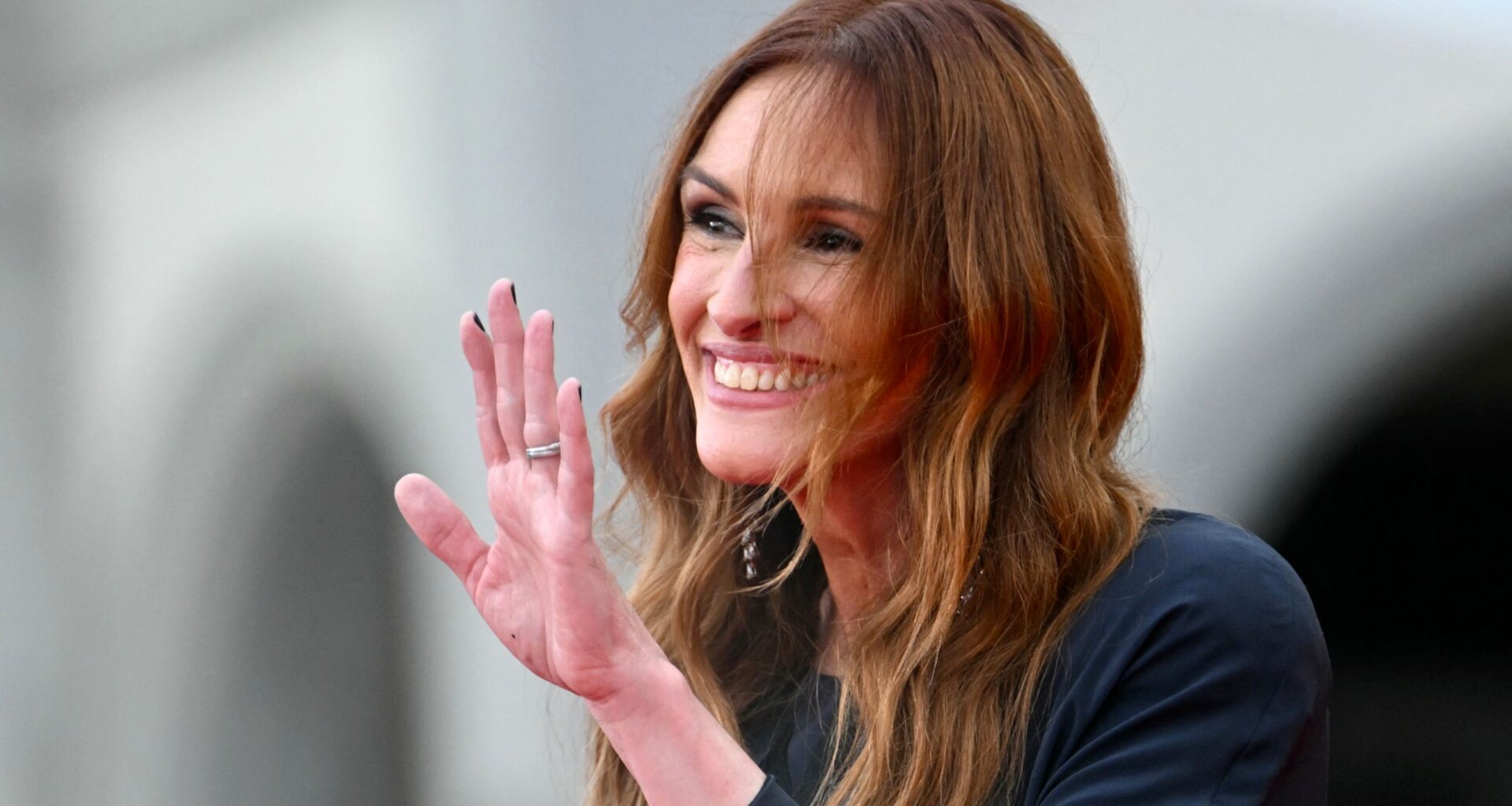 Festival del Cinema di Venezia 2025, Julia Roberts, con capelli rame dalle punte bionde e manicure nera, sul red carpet di After The Hunt e le pagelle degli altri beauty look del terzo giorno