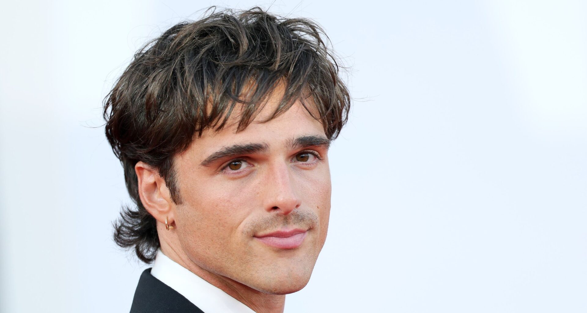 Festival del Cinema di Venezia 2025: Jacob Elordi con mimi mullet mosso e le pagelle degli altri beauty look in quarta serata
