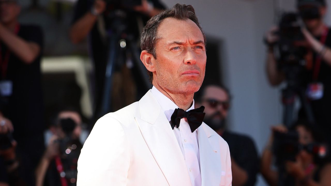 Jude Law al Festival di Venezia 2025 conferma che lo stile è questione di disinvoltura