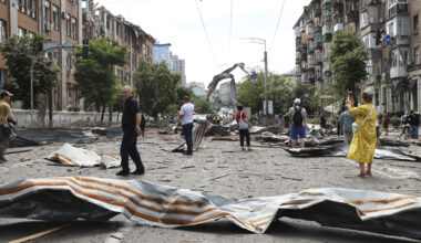 Ucraina senza tregua, Putin nella notte bombarda Kiev: 3 morti e 12 feriti. Pace lontana