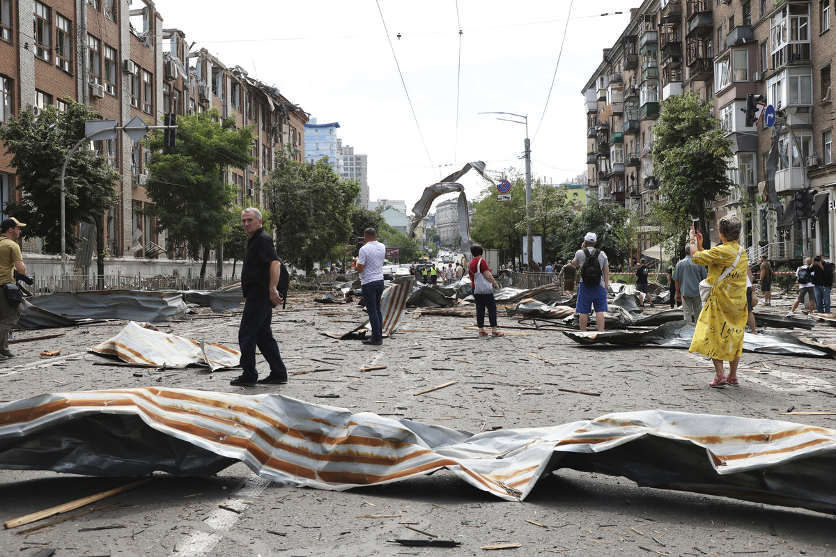 Ucraina senza tregua, Putin nella notte bombarda Kiev: 3 morti e 12 feriti. Pace lontana