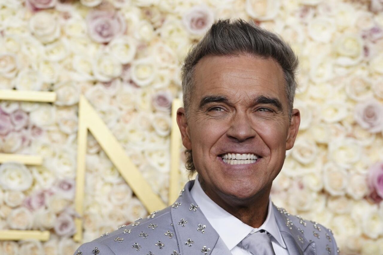 Robbie Williams ha capito l’era digitale meglio di tutti gli adulti scemi di quest’epoca