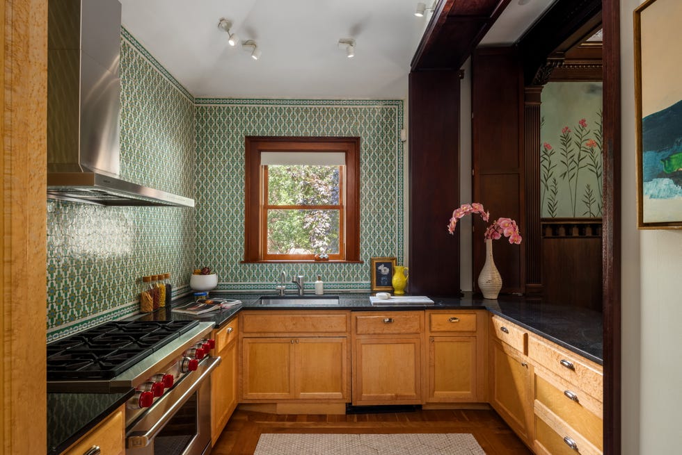 cocina con azulejos verdes
