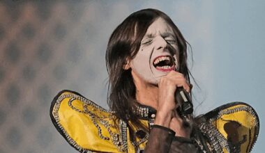 Lucio Corsi e le notti magiche, così si è preso l'estate italiana mettendo all'angolo i tormentoni. Dal palco dell'Ariston al concerto mistico di San Galgano