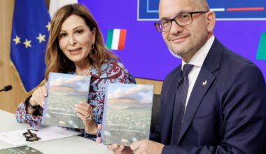 L’uomo di FdI stanzia 100mila euro di soldi pubblici per 2mila copie di un libro sulle Marche. E Santanché lo promuove in campagna elettorale