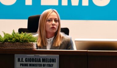 Turismo, Meloni contro Schlein: "Dice falsità, numeri in crescita". Ma anche Salvini ammette: "I salari vanno alzati"