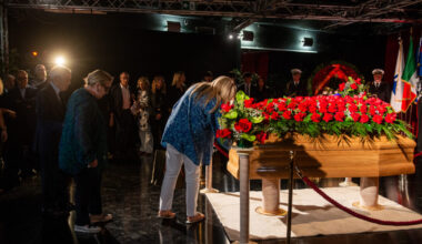 La diretta della camera ardente di Pippo Baudo | Mara Venier in lacrime, il dolore di Katia Ricciarelli. Dietro al feretro la corona di Sergio Mattarella