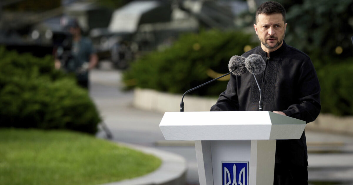 Ucraina, Zelensky allontana l’accordo: “Non cederemo terre all’occupante” - Il Fatto Quotidiano