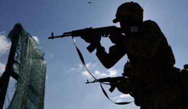 Ucraina, Ft: "Usa pronti a offrire supporto a fine guerra, ma solo se ci saranno anche truppe Ue". Kuleba: "Trattative? Siamo in stallo. Trump è umorale"