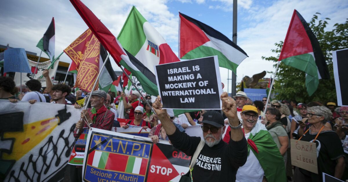 Corteo pro Palestina a Venezia, 5mila persone al Lido durante il Festival del cinema: "Stop a genocidio"