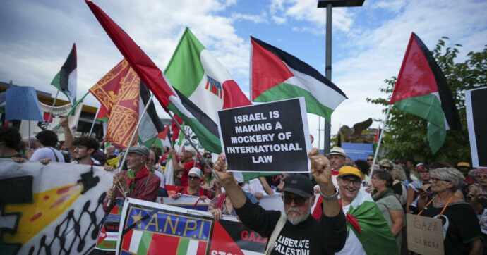 Corteo pro Palestina a Venezia, 5mila persone al Lido: “Stop a genocidio e complicità internazionali”