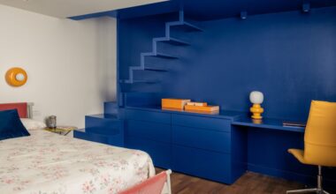 Un appartamento di 120 mq che rompe le regole con palette inattese, curve sinuose e geometrie audaci