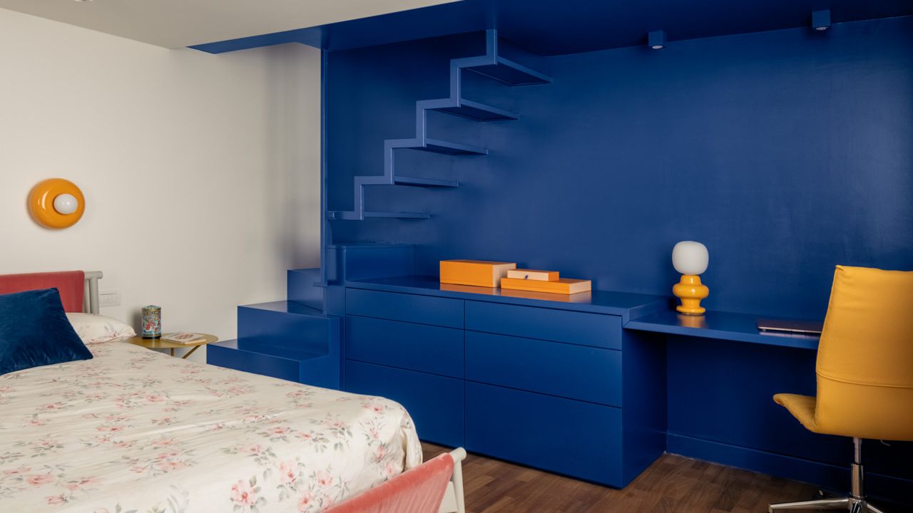 Un appartamento di 120 mq che rompe le regole con palette inattese, curve sinuose e geometrie audaci