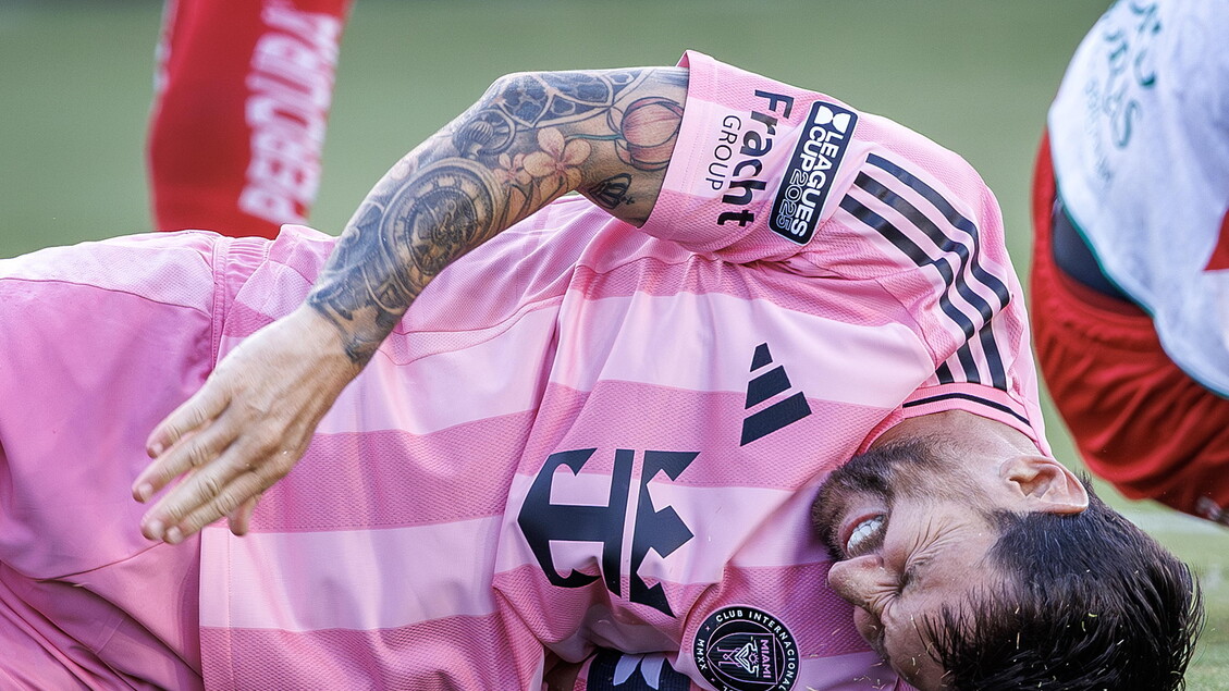 Messi infortunato in campo, problemi alla gamba destra - Calcio