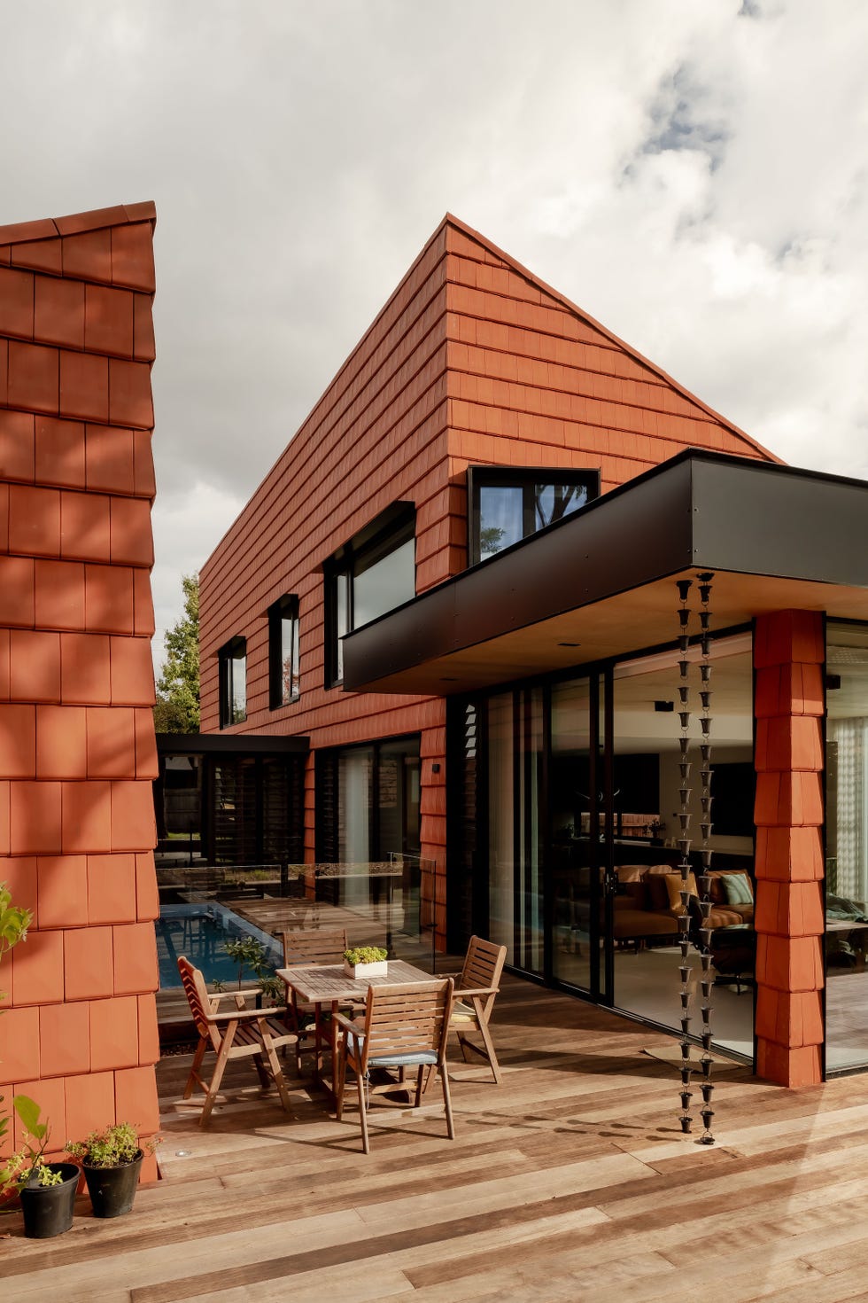 casa sostenible de arquitectos viven tres generaciones que se organizan en torno a un patio, tres arboles y una piscina