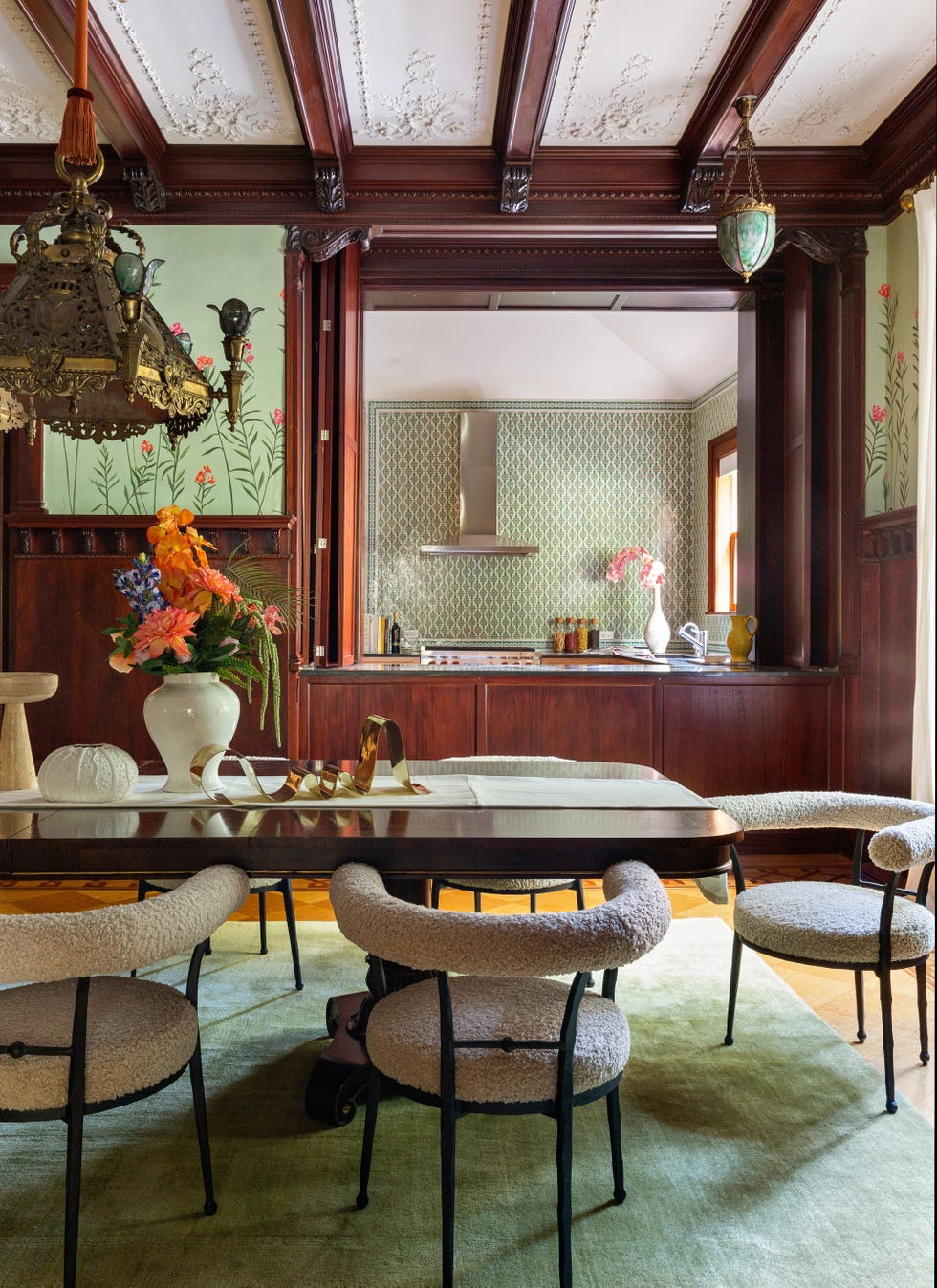 comedor con alfombra verde