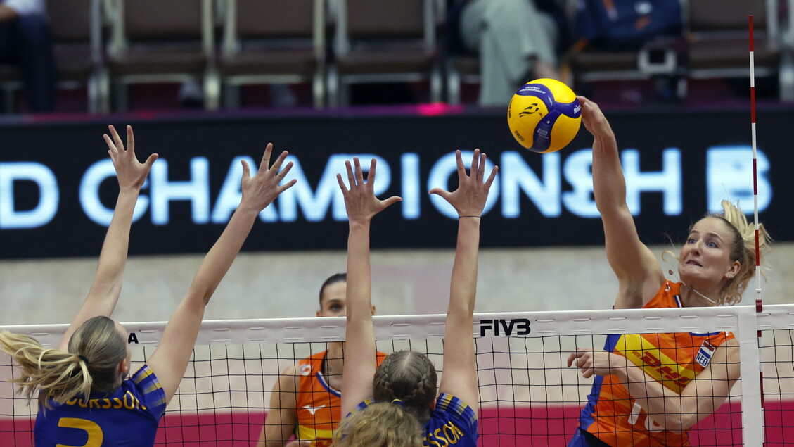 Pallavolo, un attacco dell'Olanda contro la Svezia - Sport