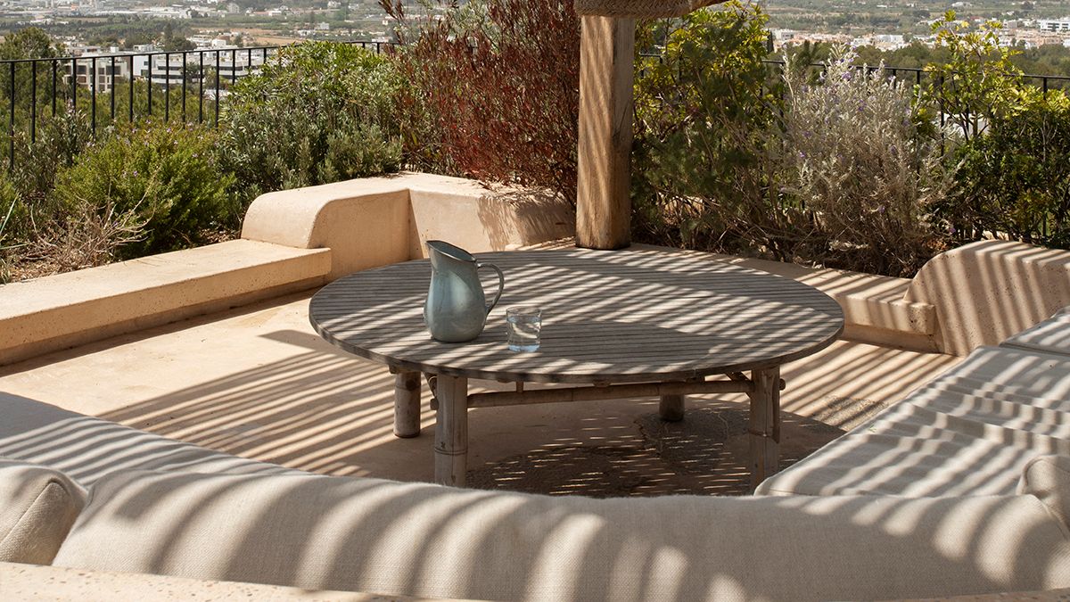 Una finca a Ibiza che diventa la casa perfetta per l’estate