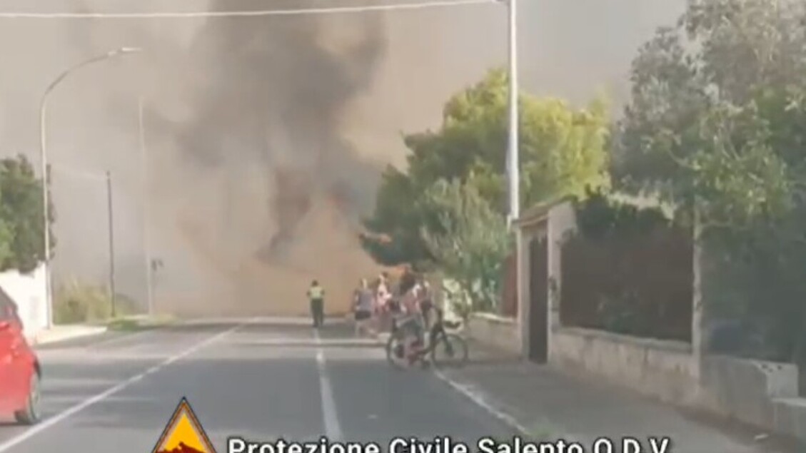 Incendio in Salento vicino ad alcune case vacanze, decine di evacuati - Notizie