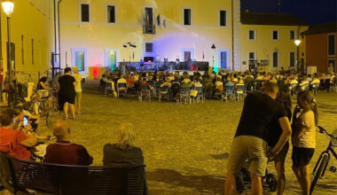 Casale Cremasco. Piazza del comune gremita, passando in rassegna i grandi successi di Mina