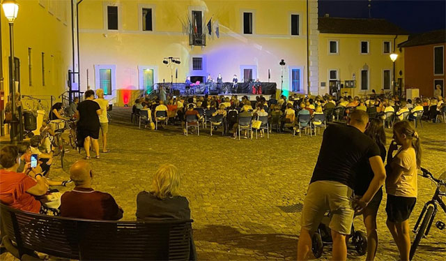 Casale Cremasco. Piazza del comune gremita, passando in rassegna i grandi successi di Mina