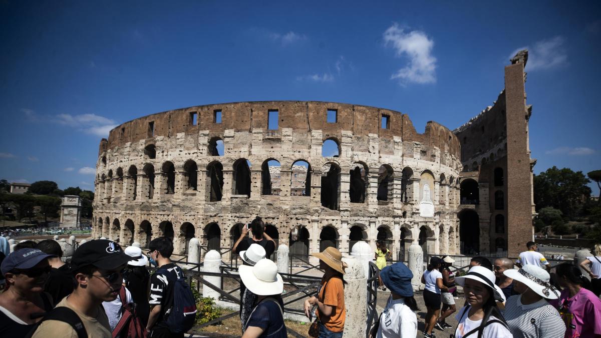 La guida turistica Giovanna Maria Giammarino deceduta per un malore al Colosseo. Giuli: «Alle 21 spegneremo le luci del monumento»