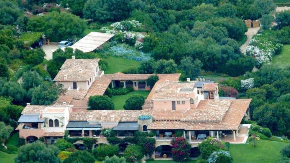 Villa Certosa verso la vendita: misterioso arabo «pronto a comprare la villa che fu di Berlusconi per quasi 500 milioni»