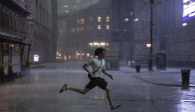 Allerta meteo rossa in Lombardia il 28 agosto per l'ex uragano Erin. Su Lario e Prealpi venti a 90 km all'ora. Granelli: «A Milano chiudere i parchi è necessario»