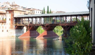 Vicenza, professore di liceo accoltellato per una sigaretta a Bassano del Grappa: si cerca l'aggressore