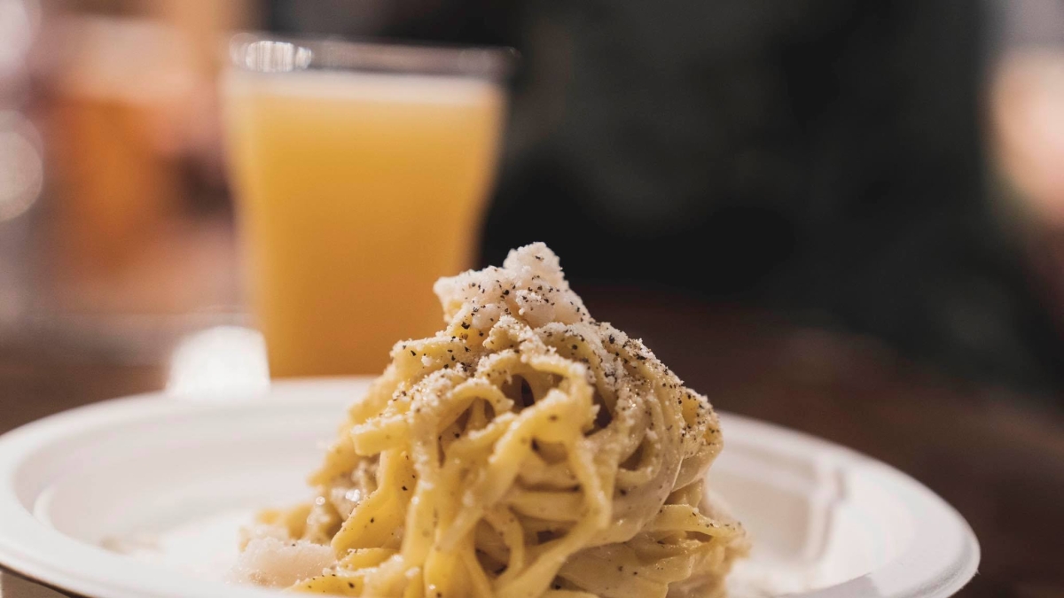Burro e parmigiano nella «cacio e pepe» della Bbc, polemica dei ristoratori di Roma: «Basiti! Informata l'ambasciata inglese»