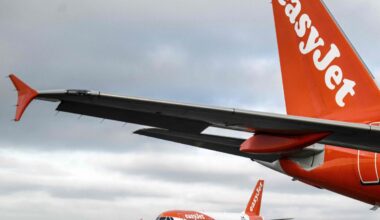 EasyJet, collisione in pista tra due aerei prima del decollo: le ali si incrociano, ritardi sui voli a Manchester