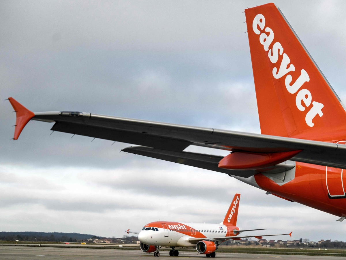 EasyJet, collisione in pista tra due aerei prima del decollo: le ali si incrociano, ritardi sui voli a Manchester