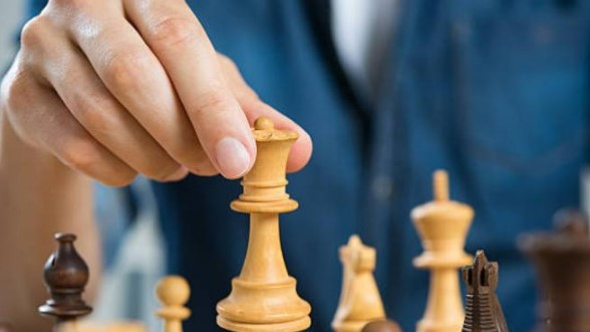 Chatgpt travolge Grok nel primo torneo a scacchi tra intelligenze artificiali: 4-0 per il modello di Altman