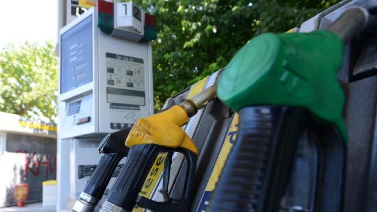 Benzina in calo, pieno meno caro per Ferragosto (e i prezzi forse scenderanno ancora)
