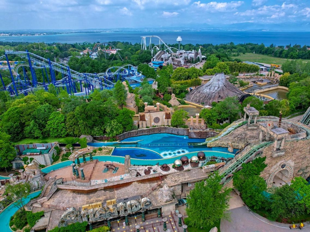 Papà arrabbiato con Gardaland: «Per mio figlio disabile hanno chiesto via mail i dati sanitari». Il parco: non è così